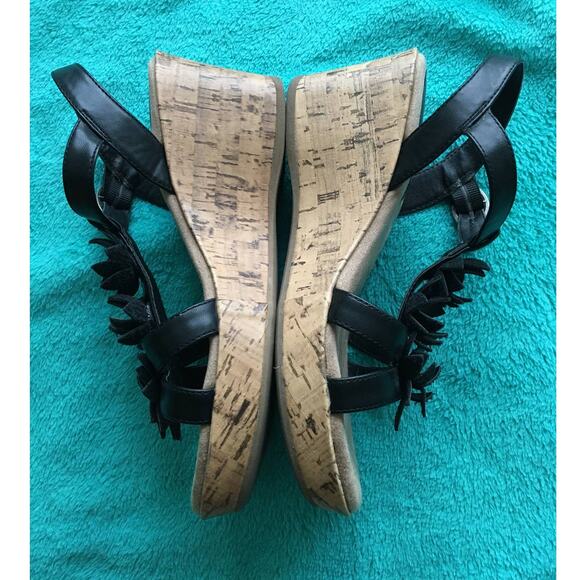 YUU Flowered Black Strappy 2 3/4" Heeled Sandals 7M Cork Wedge T Strap Roonie - Picture 3 of 5